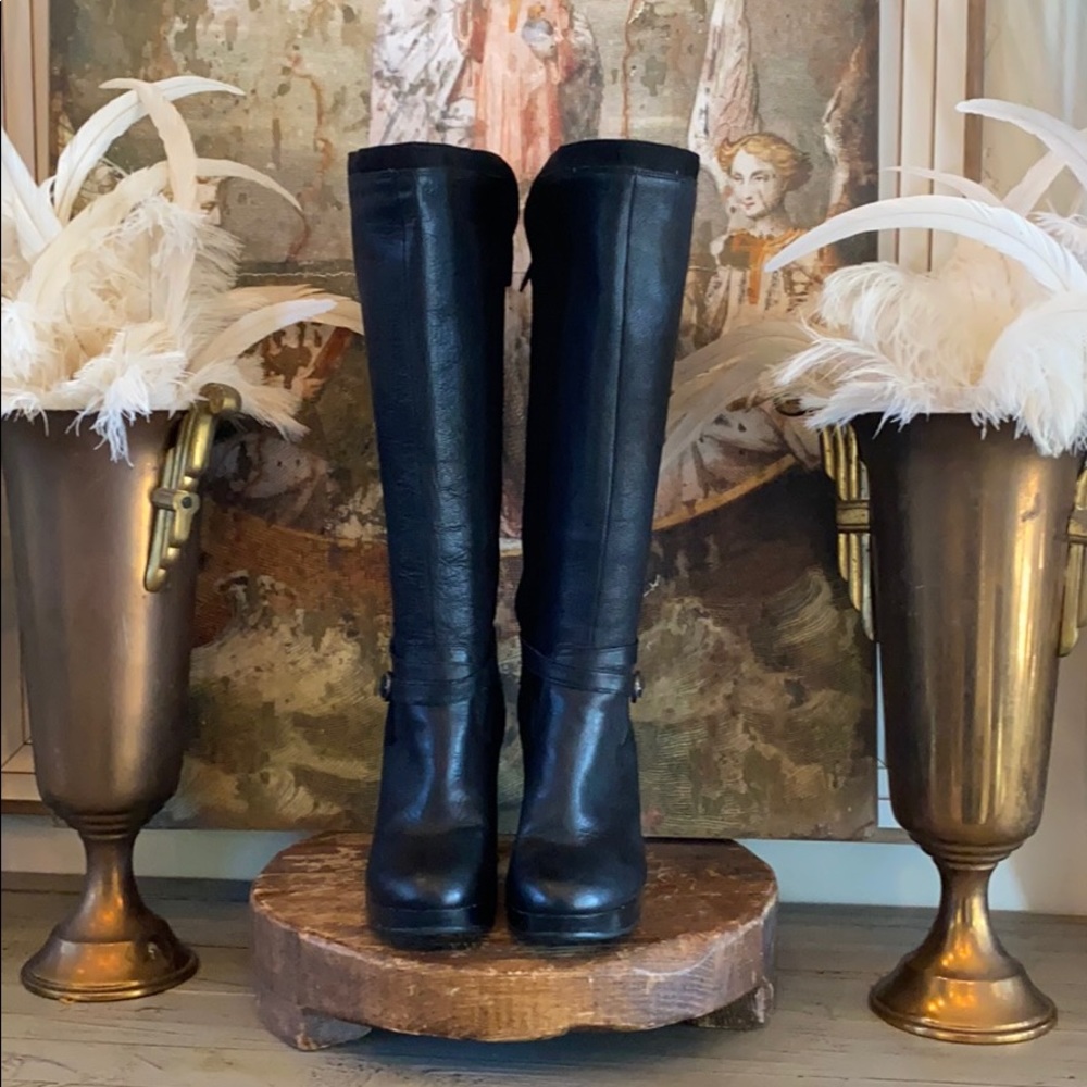 UGG - Picture 2 of 5